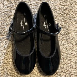 Black Patent Tap Shoes with Velcro buckle/strap. Size 13.5 Little Girls.